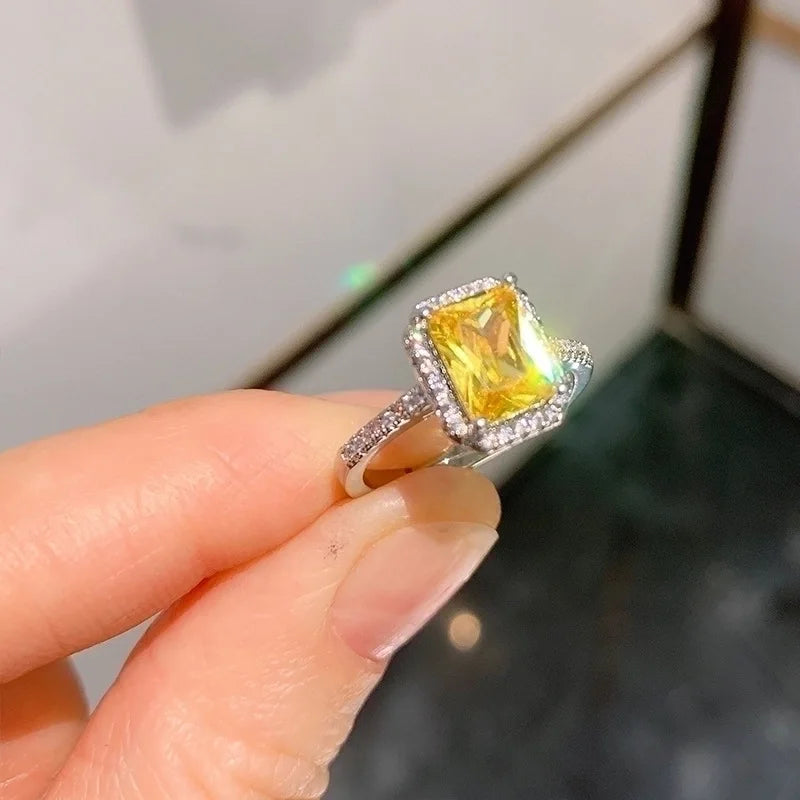 anello con diamante colorato