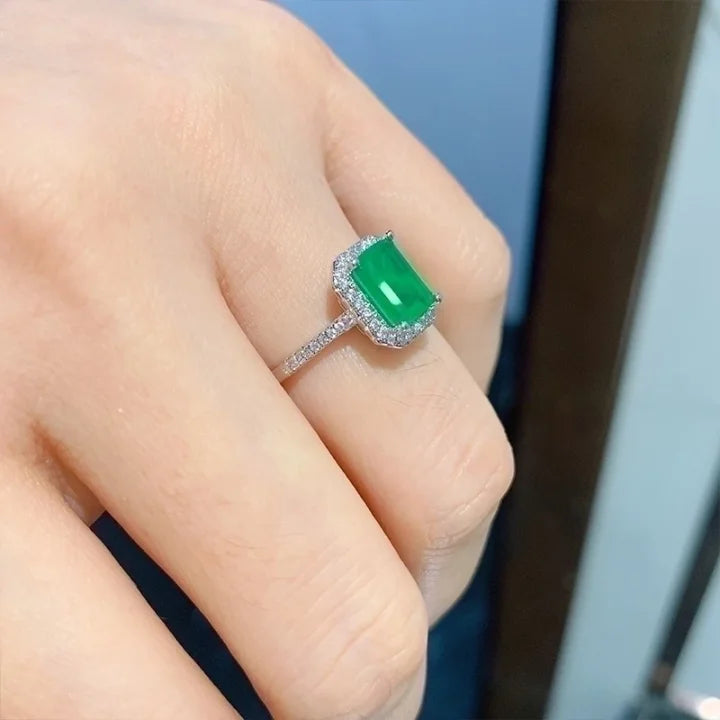 anello con diamante colorato